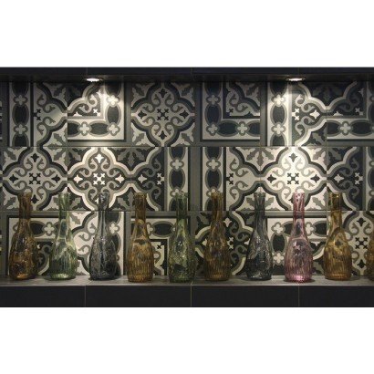 Centro Florentine Black central pattern 20x20 (box of 1 m²)